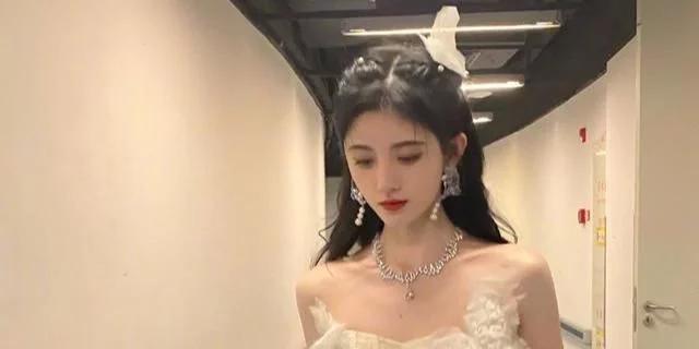 王思聪|王思聪三次点赞鞠婧祎黑帖，后者已经被粘上做作耍大牌等标签？