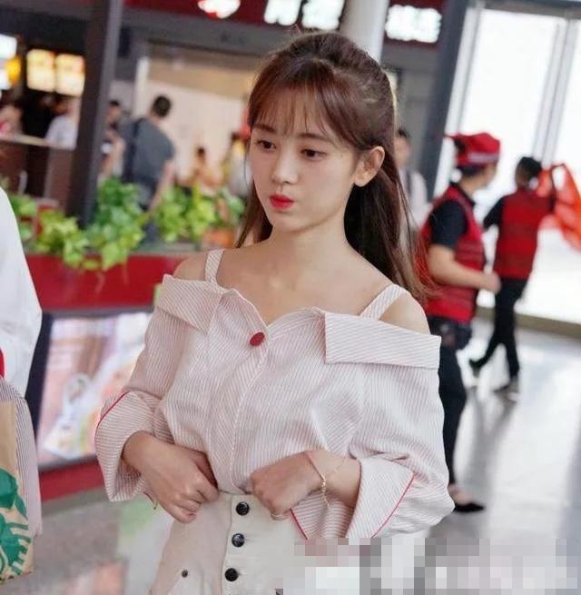 王思聪|王思聪三次点赞鞠婧祎黑帖，后者已经被粘上做作耍大牌等标签？