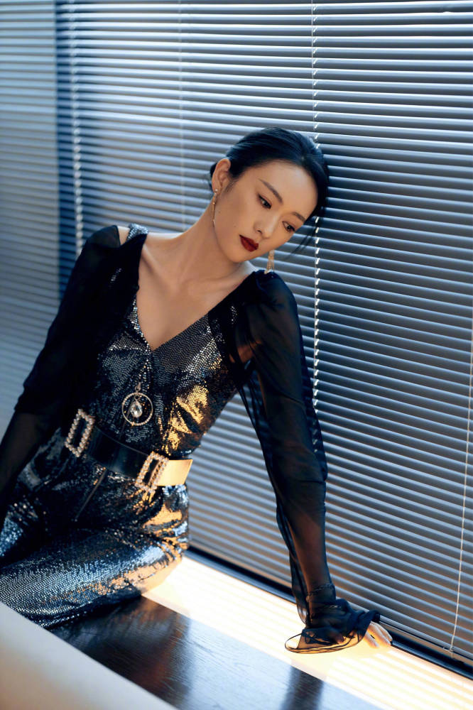 童瑶|童瑶换短发造型更像章子怡，晒剧组庆生照，或成为第二个章子怡？