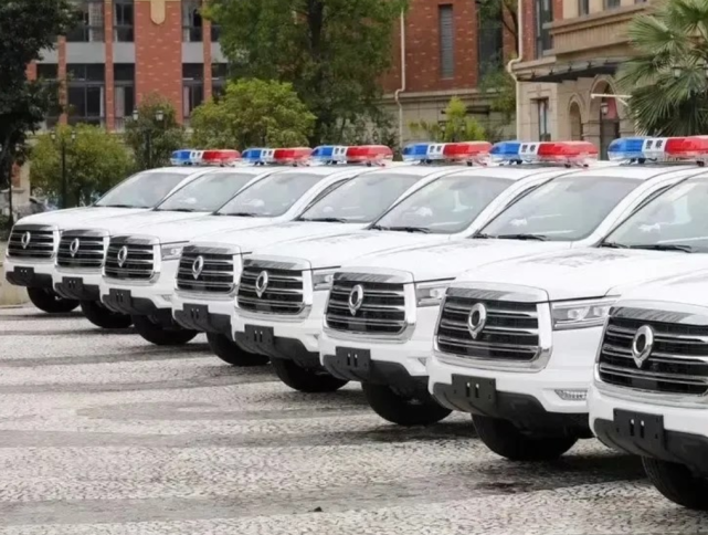 长城炮刚上市就被批量采购为公务车一字排开的长城炮警车好帅