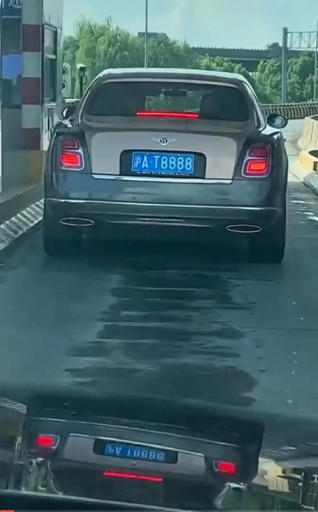 宝马收费站偶遇宾利险些追尾,网友:恭喜你又节省了500万!