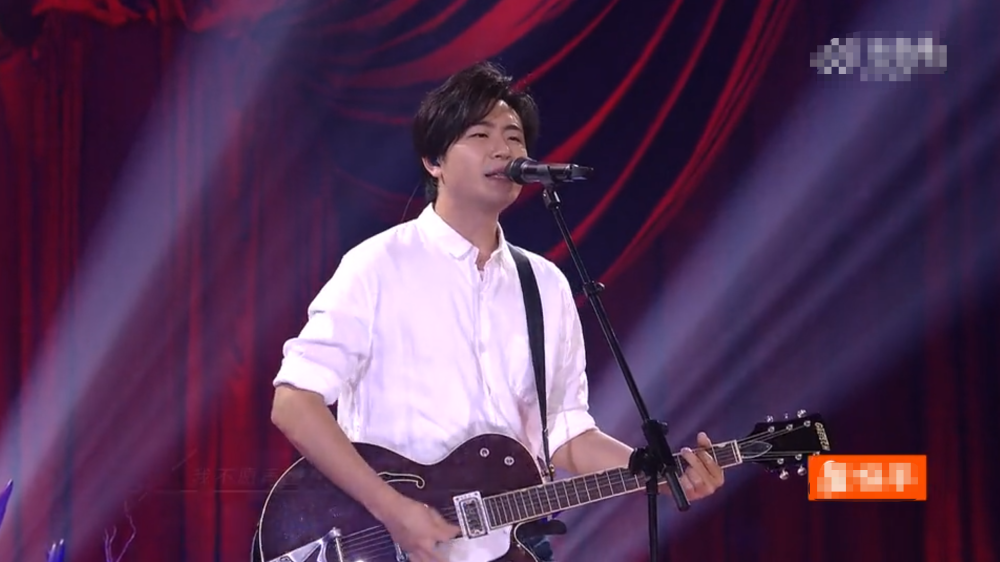 郑云龙|郑云龙风波后首登台，暴瘦后脸颊深陷、抬头纹清晰可见