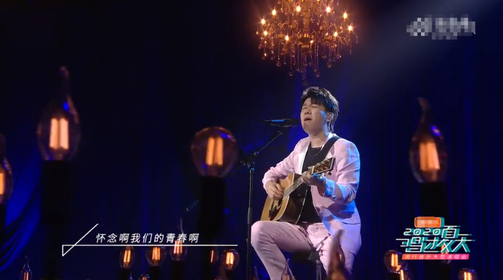 郑云龙|郑云龙风波后首登台，暴瘦后脸颊深陷、抬头纹清晰可见