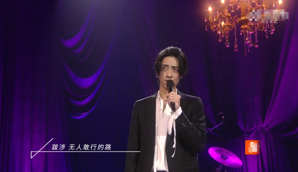 郑云龙|郑云龙风波后首登台，暴瘦后脸颊深陷、抬头纹清晰可见