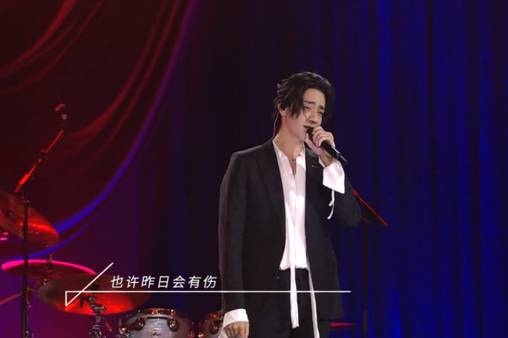 郑云龙|郑云龙风波后首登台，暴瘦后脸颊深陷、抬头纹清晰可见