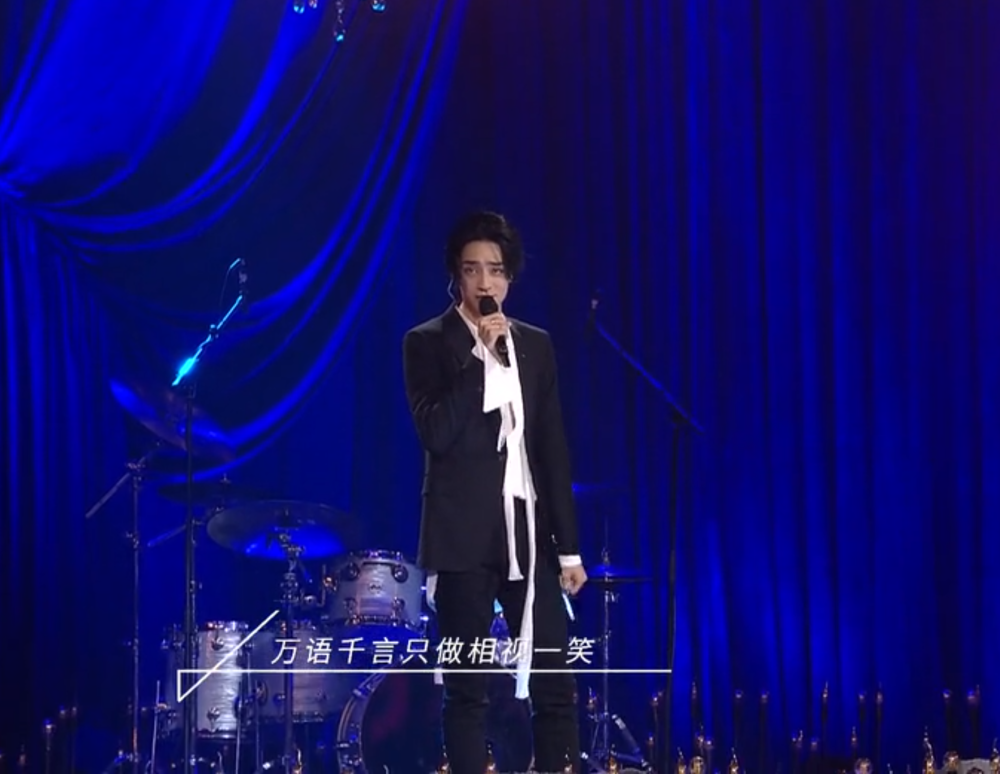 郑云龙|郑云龙风波后首登台，暴瘦后脸颊深陷、抬头纹清晰可见