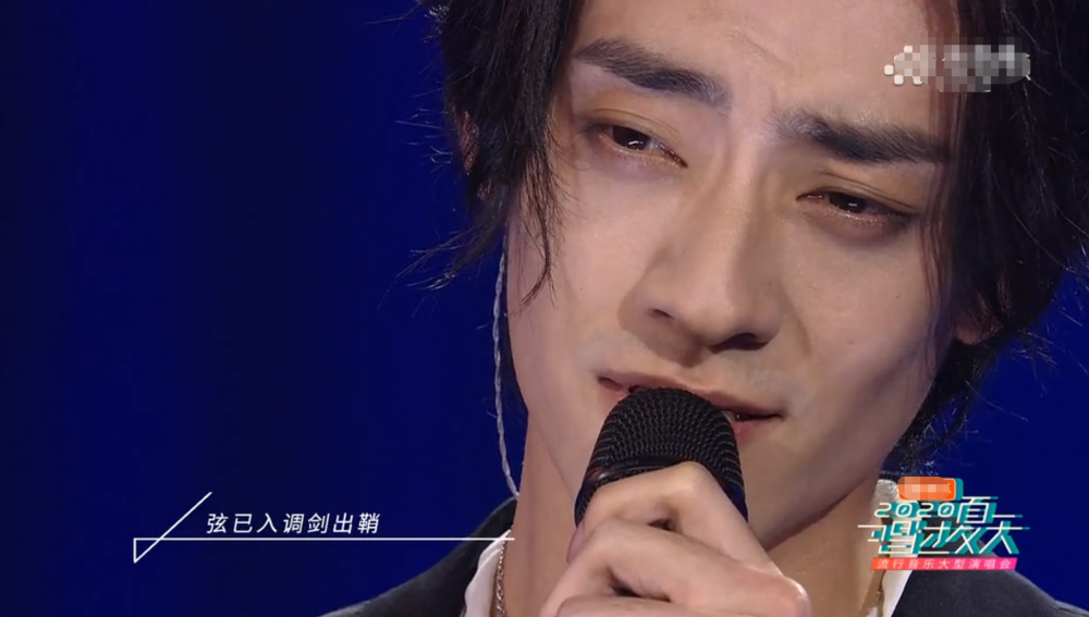 郑云龙|郑云龙风波后首登台，暴瘦后脸颊深陷、抬头纹清晰可见