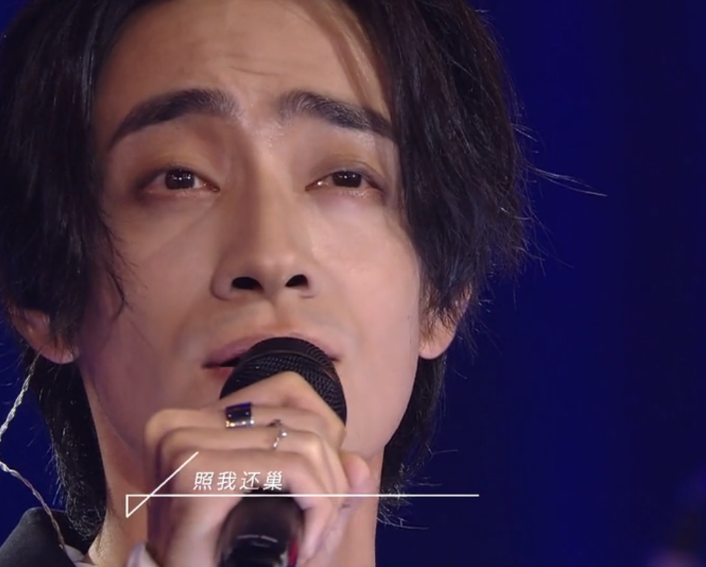 郑云龙|郑云龙风波后首登台，暴瘦后脸颊深陷、抬头纹清晰可见