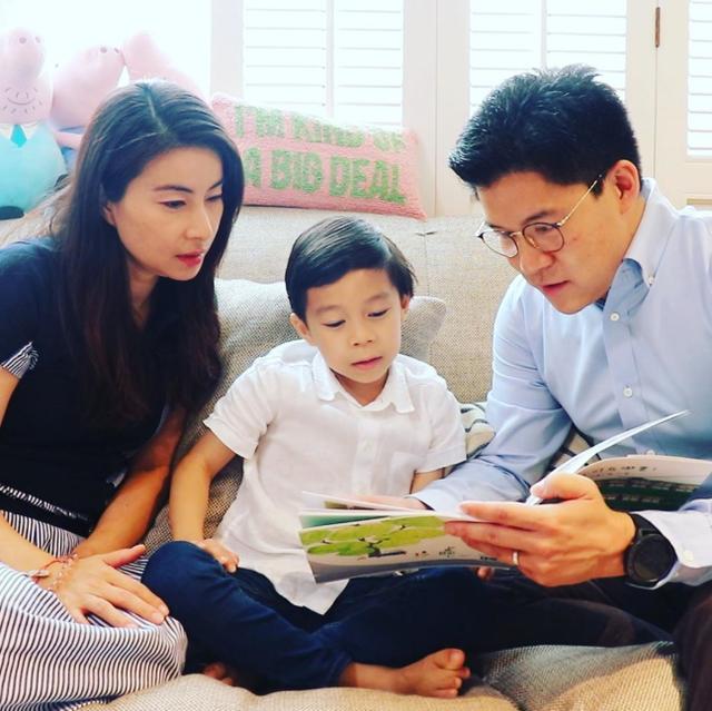 霍启刚|霍启刚41岁体验粤剧！拼命高抬腿肚腩吸睛，听郭晶晶被夸一脸骄傲