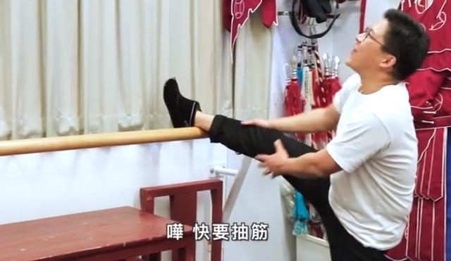 霍启刚|霍启刚41岁体验粤剧！拼命高抬腿肚腩吸睛，听郭晶晶被夸一脸骄傲