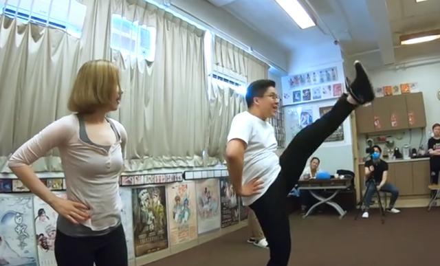 霍启刚|霍启刚41岁体验粤剧！拼命高抬腿肚腩吸睛，听郭晶晶被夸一脸骄傲