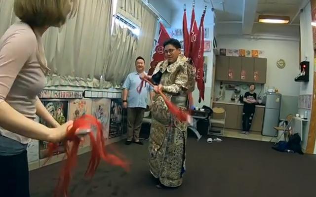 霍启刚|霍启刚41岁体验粤剧！拼命高抬腿肚腩吸睛，听郭晶晶被夸一脸骄傲