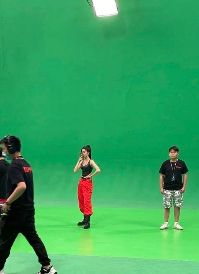 宋妍霏|宋妍霏助理手机上7个大字火了