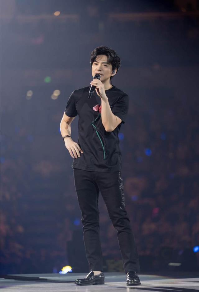 46岁李健晒健身视频,温文尔雅是"表象",原来身材也这么好