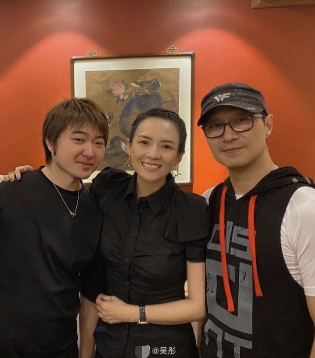 章子怡|章子怡与浙江卫视导演吴彤聚会合影，汪峰怎么又黏着老婆，是不放心吗