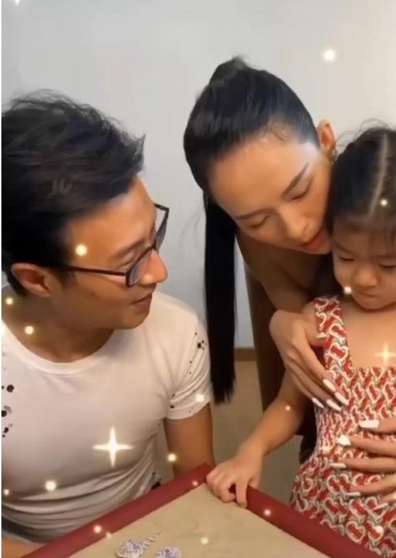 章子怡|章子怡与浙江卫视导演吴彤聚会合影，汪峰怎么又黏着老婆，是不放心吗