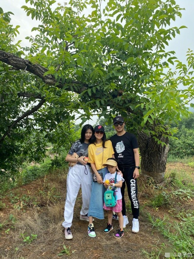 章子怡|章子怡与浙江卫视导演吴彤聚会合影，汪峰怎么又黏着老婆，是不放心吗