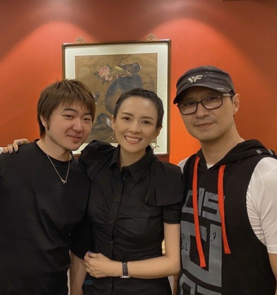 章子怡|章子怡太霸气了！当着老公面搂男导演肩膀还温柔微笑，旁边汪峰表情淡定