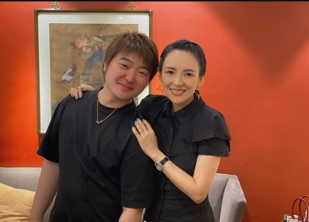 章子怡|章子怡太霸气了！当着老公面搂男导演肩膀还温柔微笑，旁边汪峰表情淡定