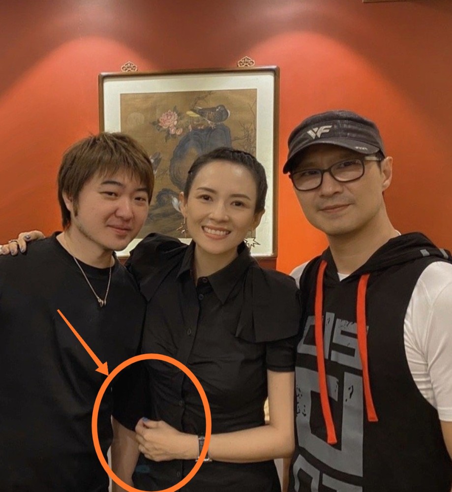 章子怡|章子怡太霸气了！当着老公面搂男导演肩膀还温柔微笑，旁边汪峰表情淡定