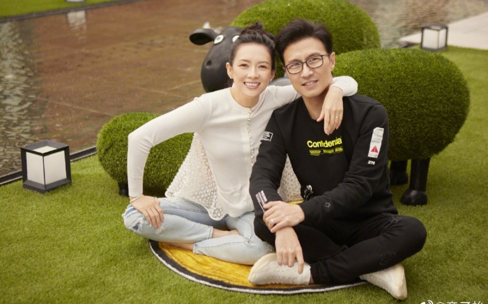 章子怡|章子怡太霸气了！当着老公面搂男导演肩膀还温柔微笑，旁边汪峰表情淡定