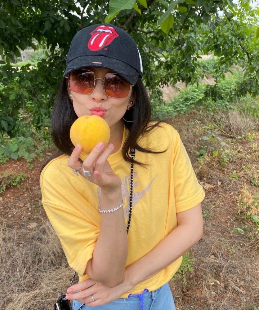 章子怡|章子怡太霸气了！当着老公面搂男导演肩膀还温柔微笑，旁边汪峰表情淡定