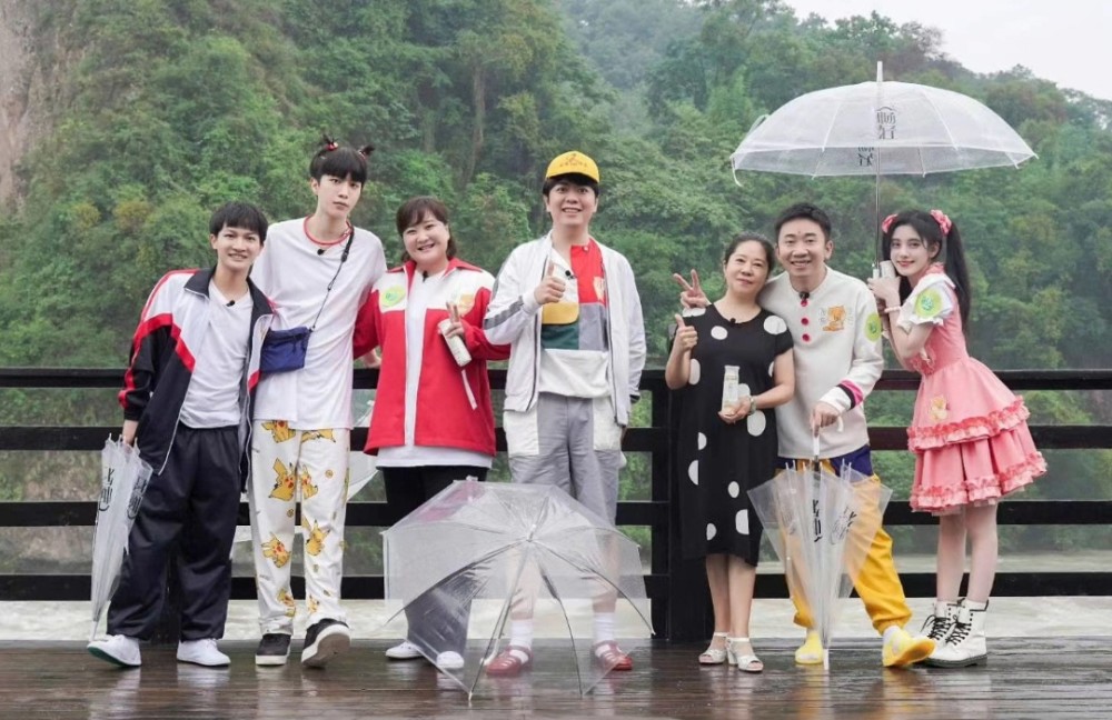 章子怡|章子怡太霸气了！当着老公面搂男导演肩膀还温柔微笑，旁边汪峰表情淡定