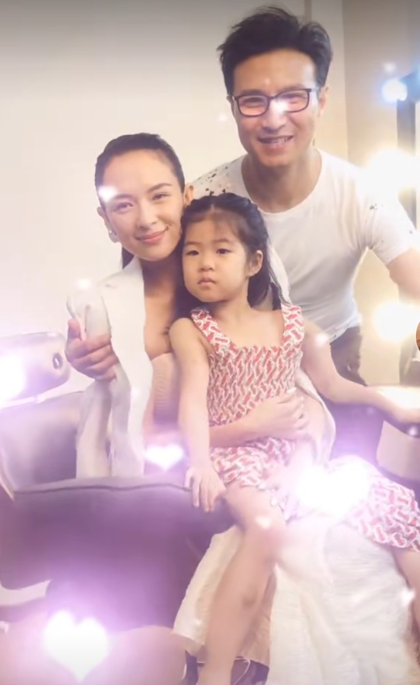 章子怡|章子怡太霸气了！当着老公面搂男导演肩膀还温柔微笑，旁边汪峰表情淡定