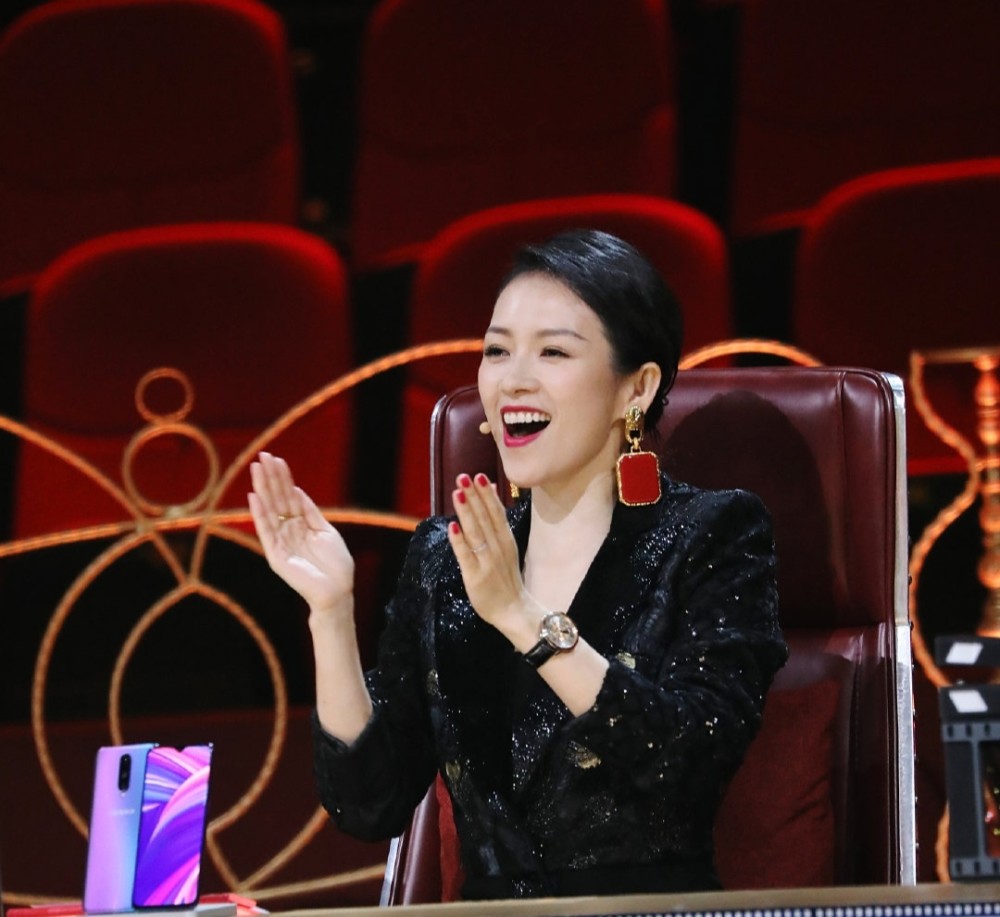 章子怡|章子怡太霸气了！当着老公面搂男导演肩膀还温柔微笑，旁边汪峰表情淡定