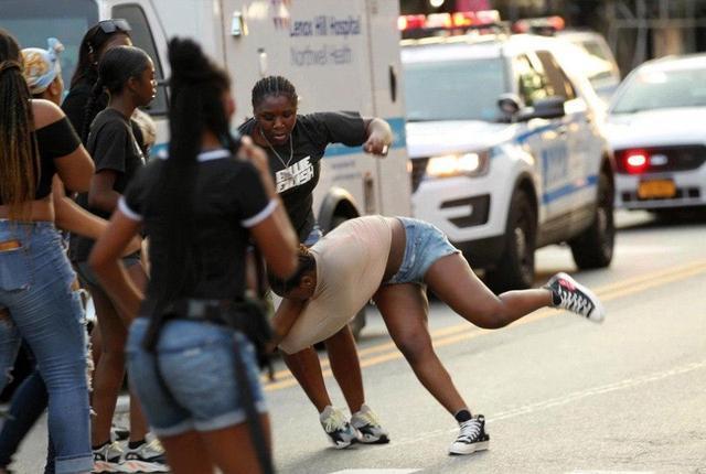 警察|士气低落消极怠工？纽约11岁女孩被暴力群殴，纽约警察袖手旁观