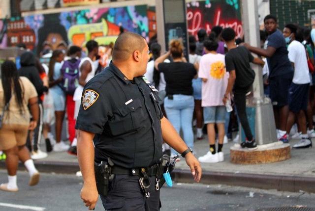 警察|士气低落消极怠工？纽约11岁女孩被暴力群殴，纽约警察袖手旁观