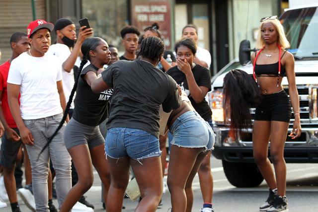 警察|士气低落消极怠工？纽约11岁女孩被暴力群殴，纽约警察袖手旁观
