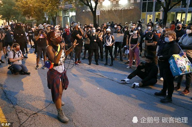 洛里·莱特富特|BLM黑人抗议者称“抢劫有理”：“抢劫是赔偿”