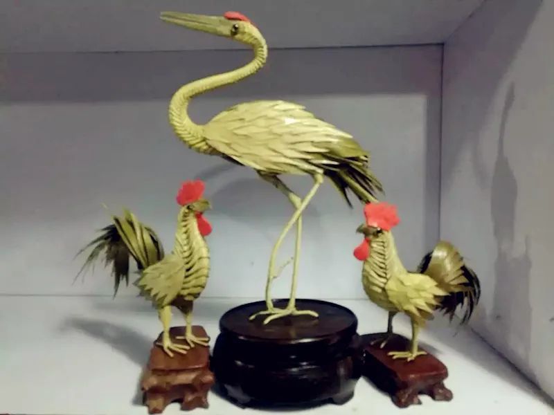 他单凭眼睛一扫就,动物的姿态,编织的技法就已了然于心,花鸟鱼虫,飞禽