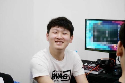 V5对战FPX赛事前瞻，分析双方人员各项数据，谁更胜一筹？