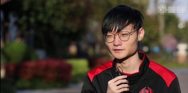 V5对战FPX赛事前瞻，分析双方人员各项数据，谁更胜一筹？