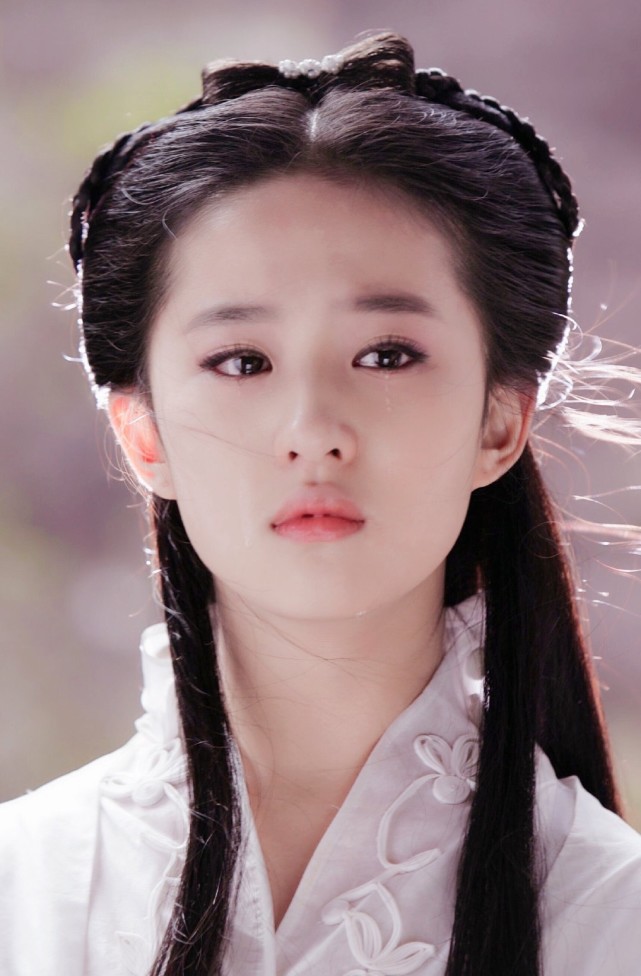 这部剧大火以后,小龙女的扮演者刘亦菲更是获得了仙女姐姐的称号.