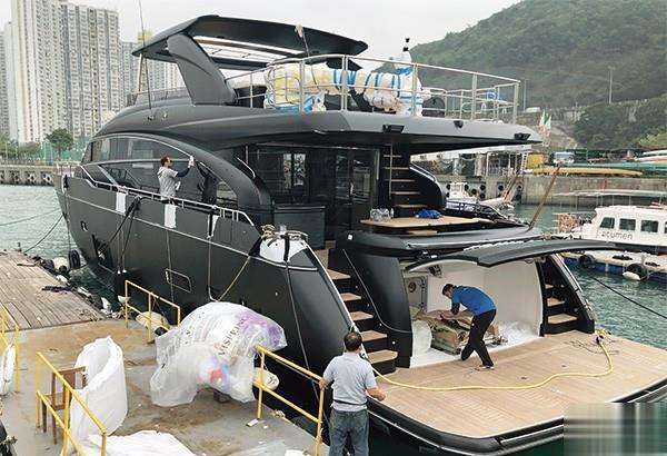 古天乐|古天乐坐自己的豪华游艇低调露面，和导演杜琪峰共同出海谈合作
