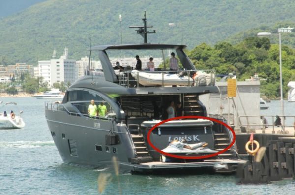 古天乐|古天乐坐自己的豪华游艇低调露面，和导演杜琪峰共同出海谈合作