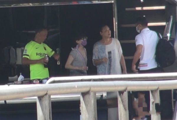 古天乐|古天乐坐自己的豪华游艇低调露面，和导演杜琪峰共同出海谈合作