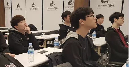 虎牙模拟经营巅峰赛开启！网友喊话uzi来参加，人人都可当职业选手！