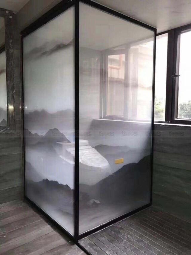 这种夹丝玻璃很薄却有高强度抗击力,适合门和隔断,有种朦胧美