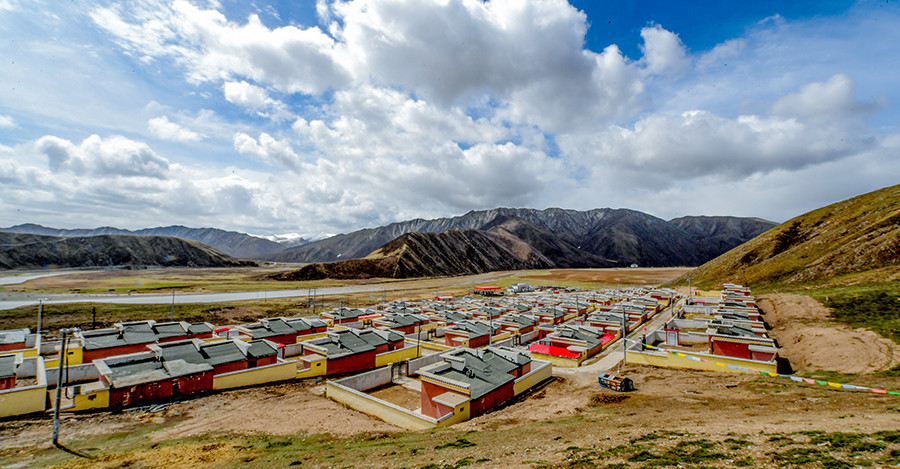 果洛藏族自治州甘德县岗龙村民,住进了黄河岸边的宽敞新居.