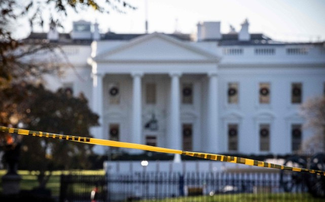 特朗普|一男子在白宫外做了一个动作，特朗普惊慌躲避，却否认自己紧张