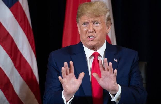 特朗普|一男子在白宫外做了一个动作，特朗普惊慌躲避，却否认自己紧张