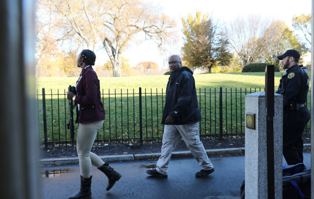 特朗普|一男子在白宫外做了一个动作，特朗普惊慌躲避，却否认自己紧张