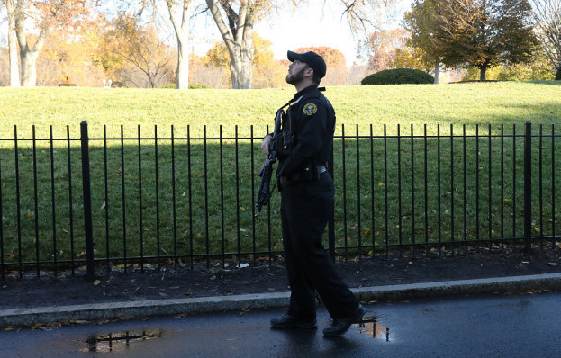 特朗普|一男子在白宫外做了一个动作，特朗普惊慌躲避，却否认自己紧张