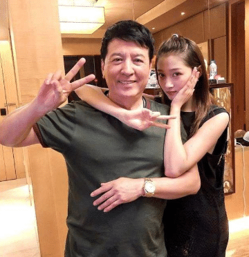 那些当红小花的爸爸们长啥样?看到宋妍霏:全民男神!