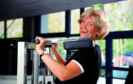 肩膀|年过五十经常肩膀疼，只是因为年龄大了吗？主要有2种原因