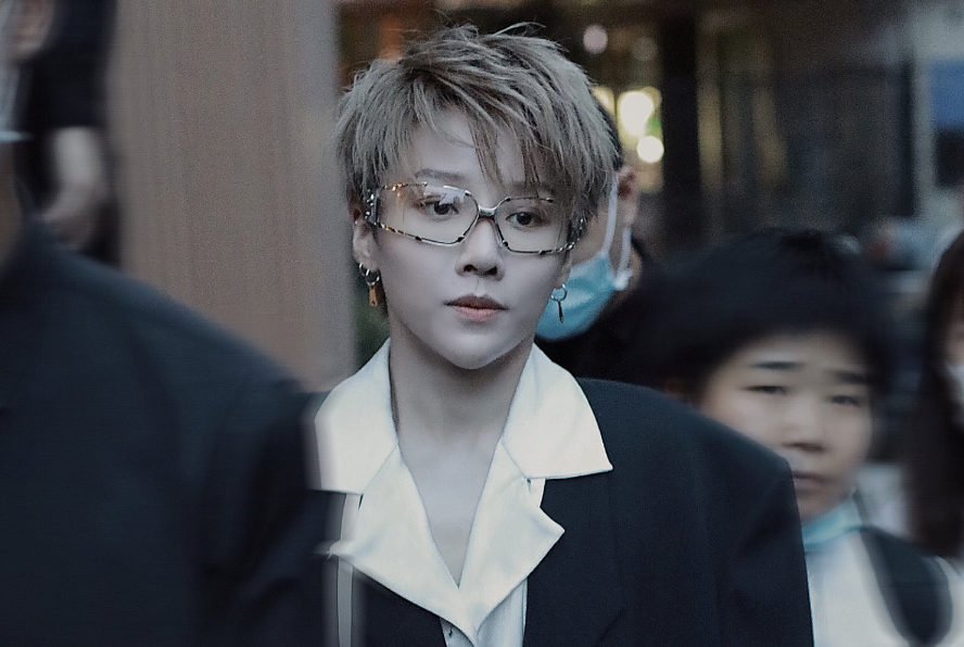 刘雨昕|刘雨昕下班照曝光，超近怼脸拍摄，皮肤状态我没看错吧